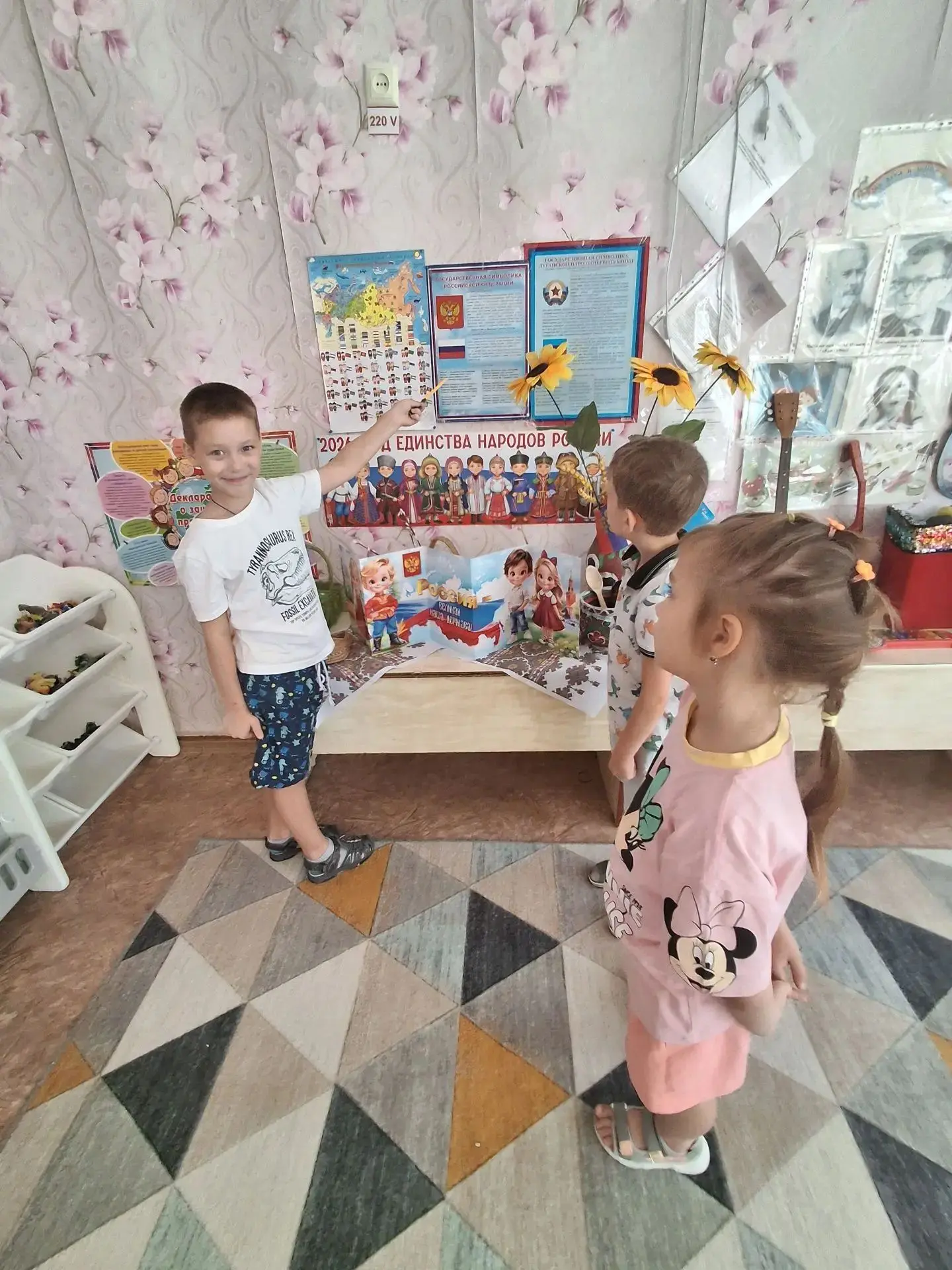 В преддверии праздника "День Государственного флага России "в группе "Родничок " прошло...