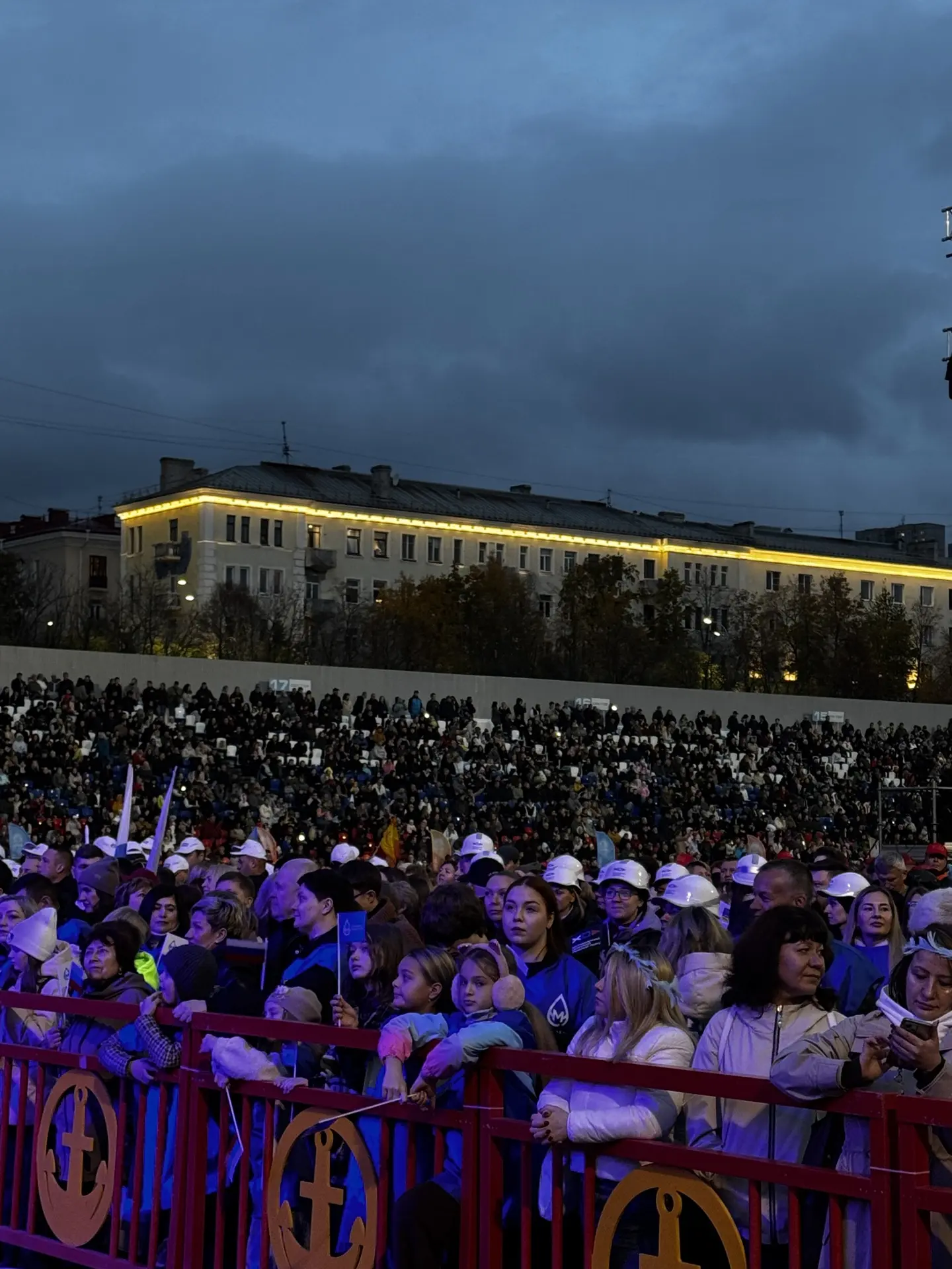 👍🏻 Первые ряды у сцены справедливо занимают главные люди в городе