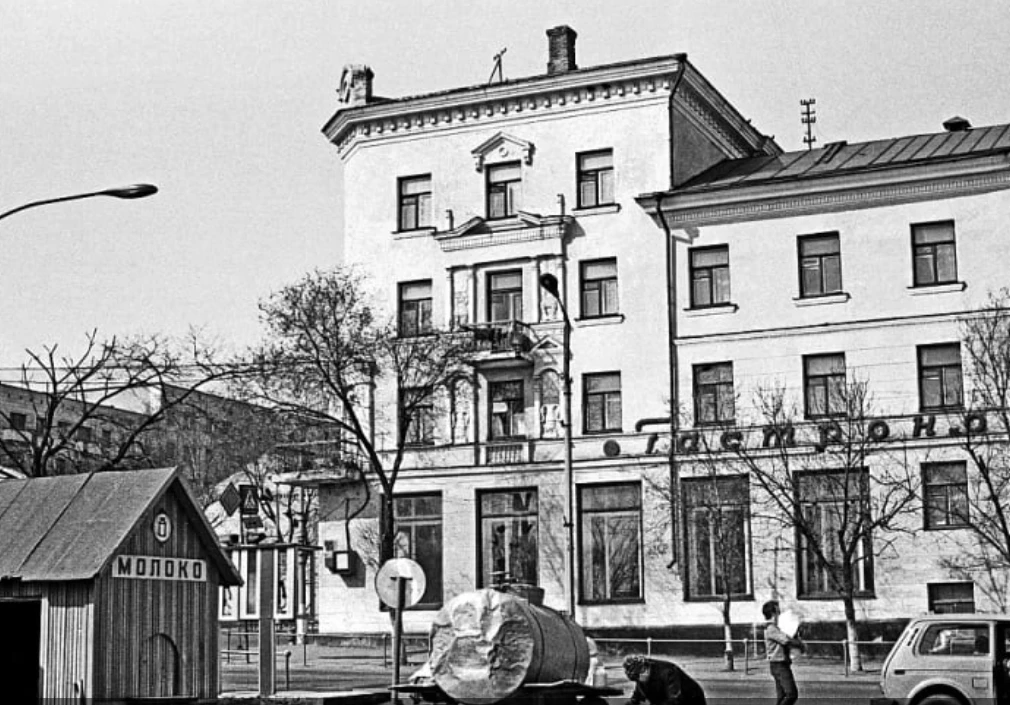 #рубрика_ретро

Бывший центральный магазин "Гастроном" 🏠 

1990 год.

#историяОскола
#МБОУ_ООШ_9