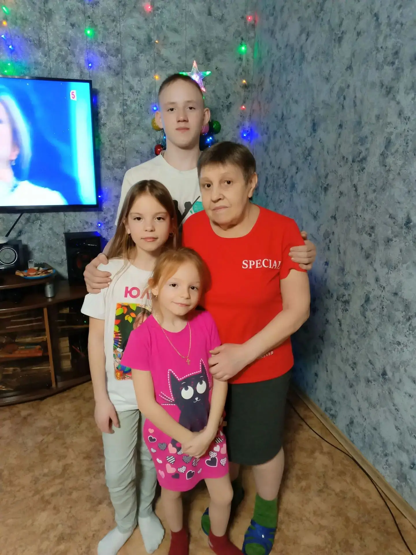 Семукова Юля  Семукова Ангелина с бабушкой Обуховой Любовью