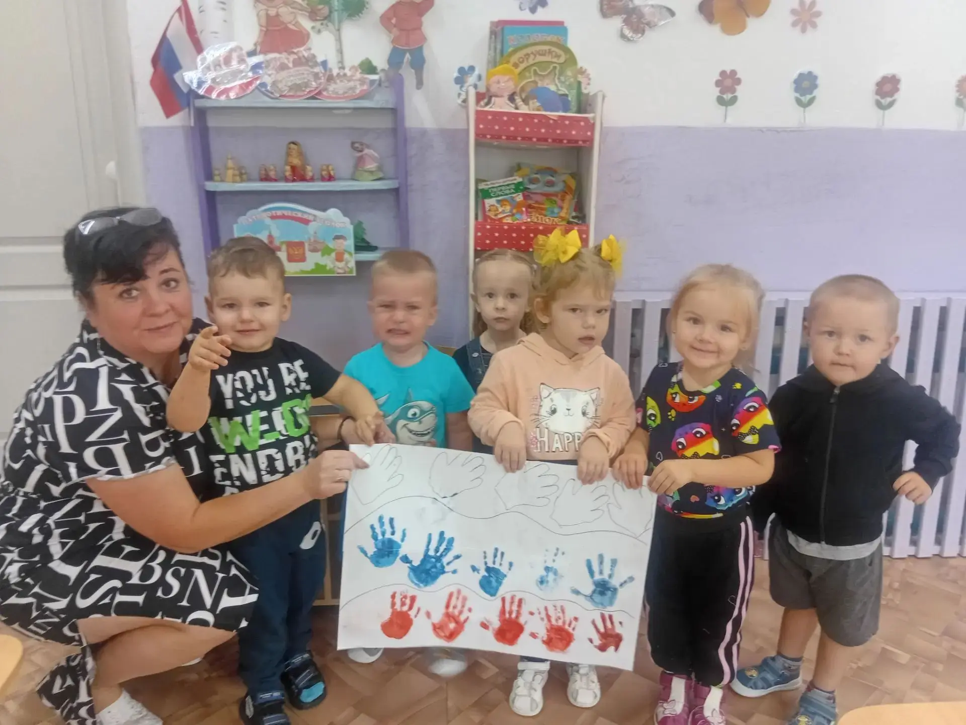 Ко Дню " Флага России ", в младше разновозрастной группы " Капелька ", нетрадиционной т...
