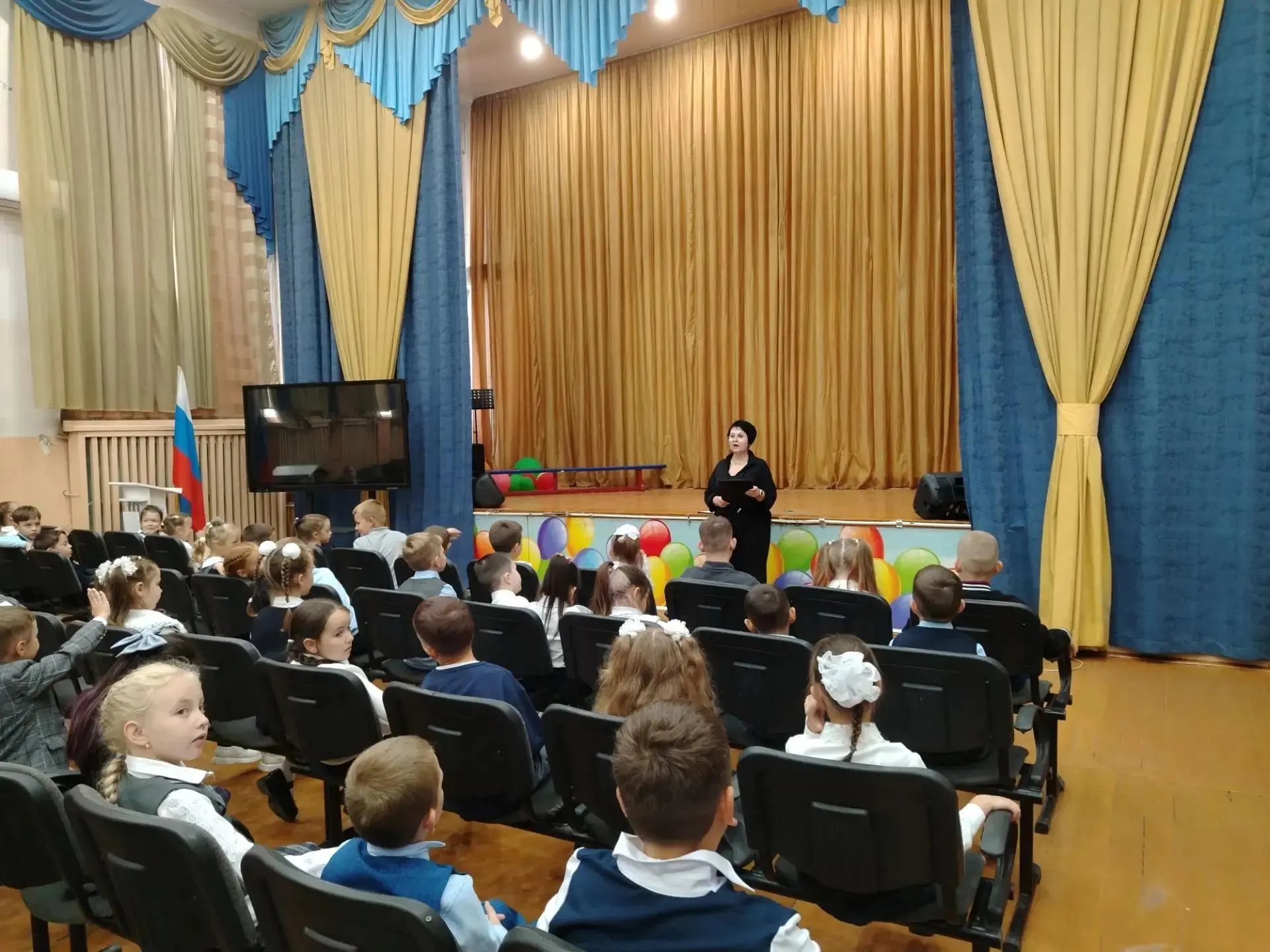 Сотрудники окружной библиотеки пришли в гости к  первоклассникам МБОУ СОШ №3, чтобы поз...
