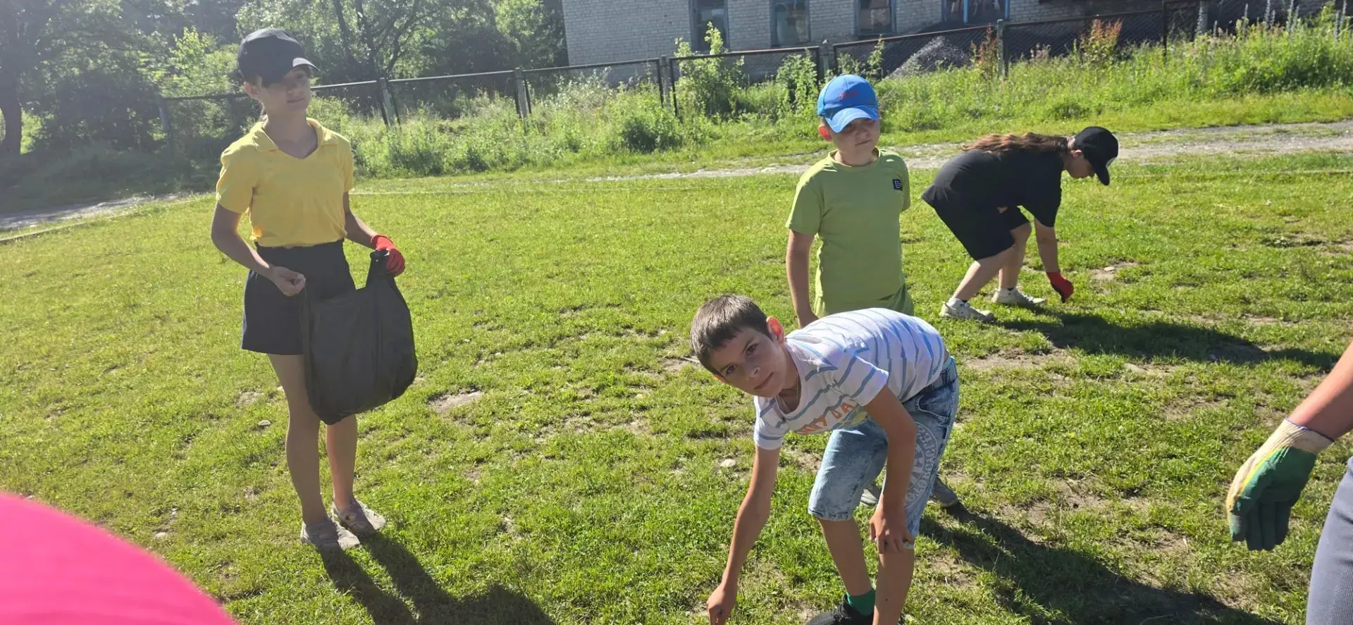 🎉 Сегодня ребята из лагеря приняли участие в уборке пришкольной детской площадки! 🎉

🧹 Вооруживши