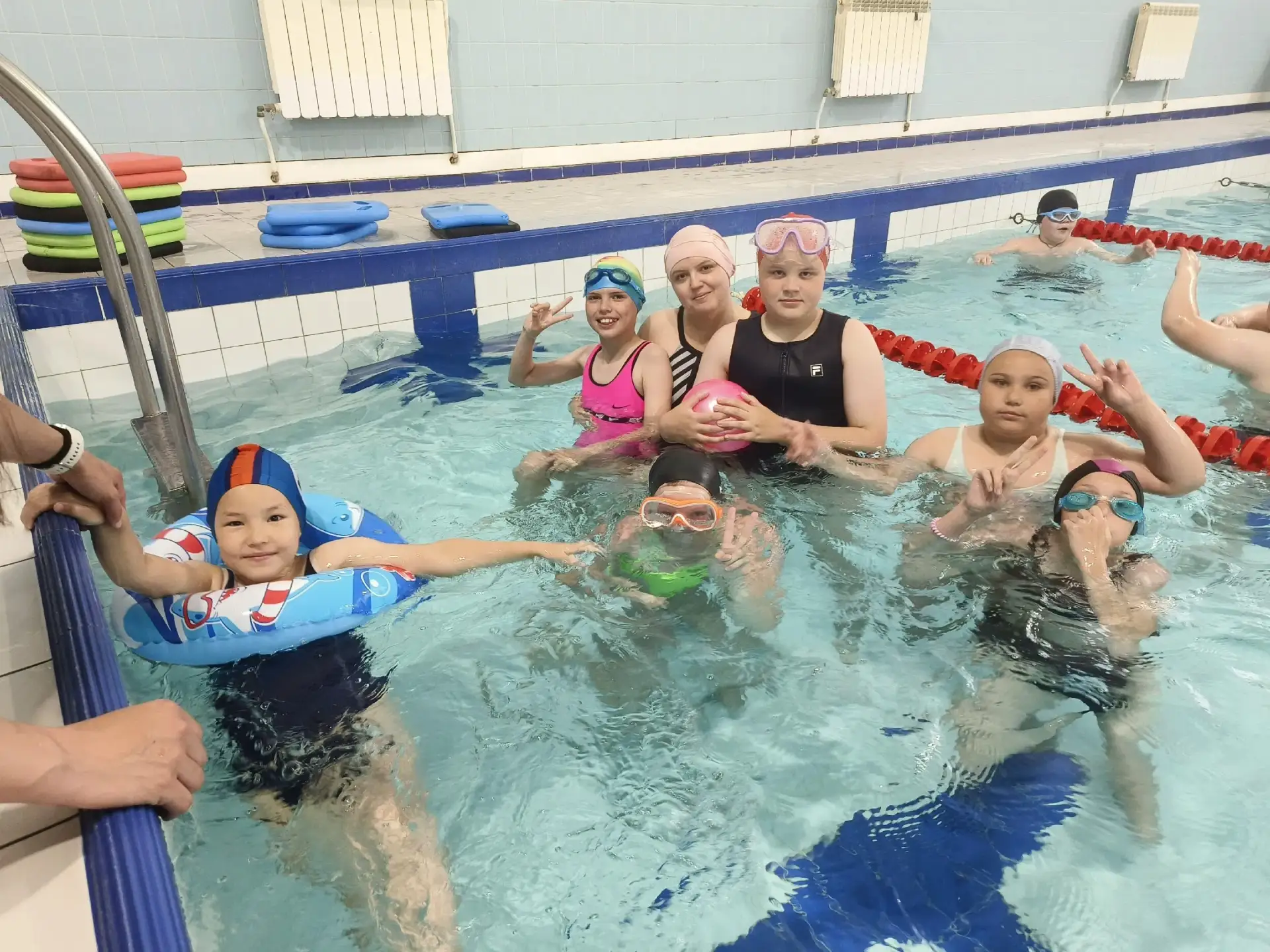 Девятый день школьного лагеря ☀😇

В программе: 
- бассейн🏊‍♀️
- развешивание скворечников🐦
- разг