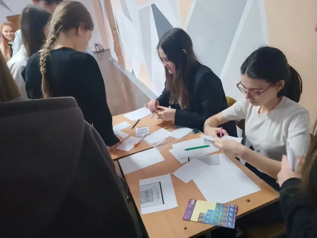 Открываем фестиваль наук! 🧬  Сегодня в нашей школе прошёл День английского языка, который открыл Фес