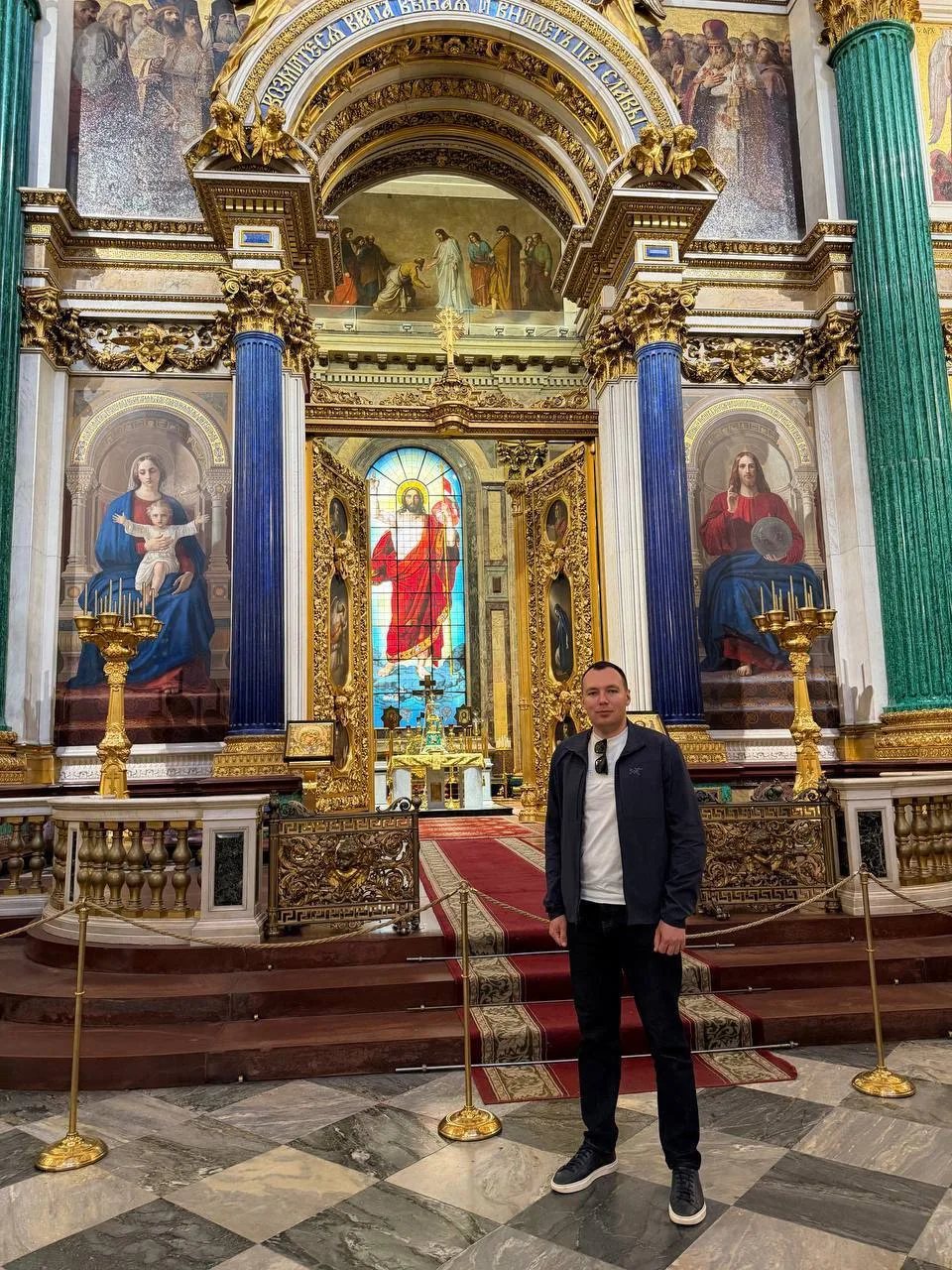 📍Стоишь у Исаакиевского собора — и на секунду забываешь, что вокруг XXI век. Санкт-Петербург умеет 