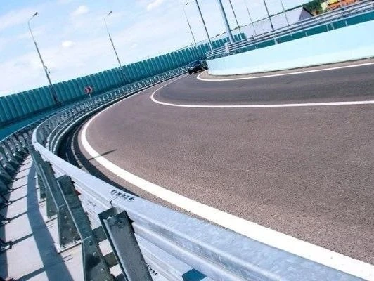 🚧 Путепровод над железной дорогой готов более чем на 40%