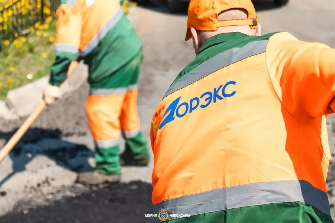 🚧 На дорогах Чебоксар за неделю отремонтировано 1807 кв. м асфальта  За прошедшую неделю дорожные сл