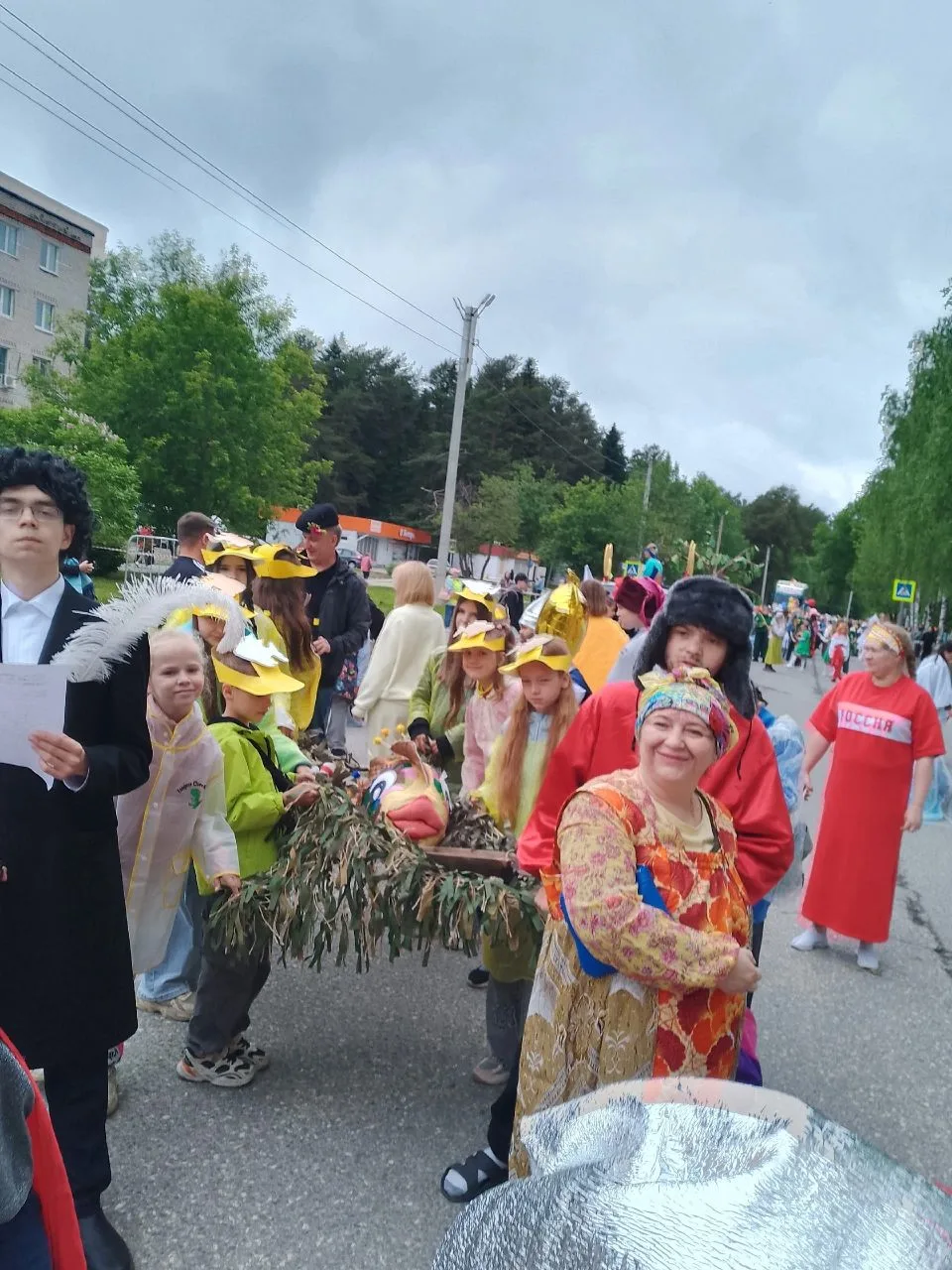Вчера ребята отряда "Волонтеры" поучаствовали в городском кукольном фестивале "В гости ...