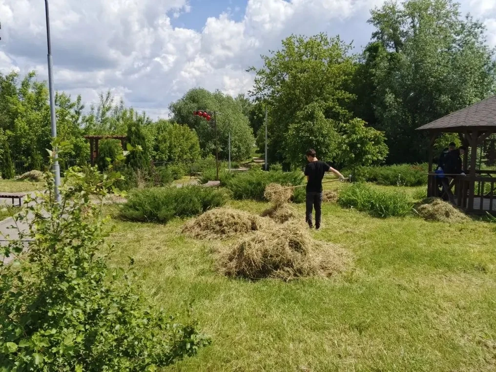 В Одоевском парке «Смородина» прошёл субботник, организованный Молодёжным центром 4338.