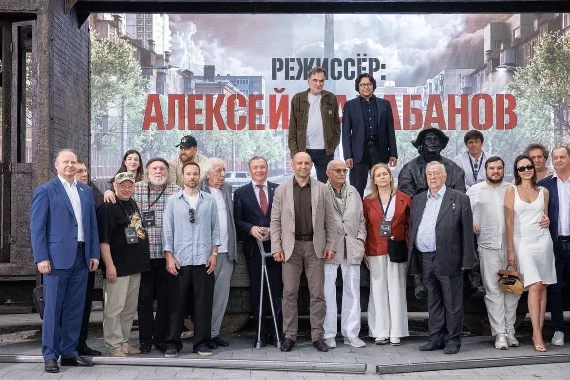 Алексей Балабанов вернулся домой! ❤️

В Екатеринбурге появилось новое место силы: памятник великому 