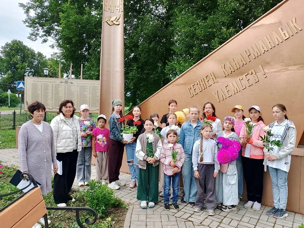 Помним и чтим: День памяти и скорби в пришкольном лагере «Ласточка» 🕊️🕯️🔥
22 июня — одна из самых