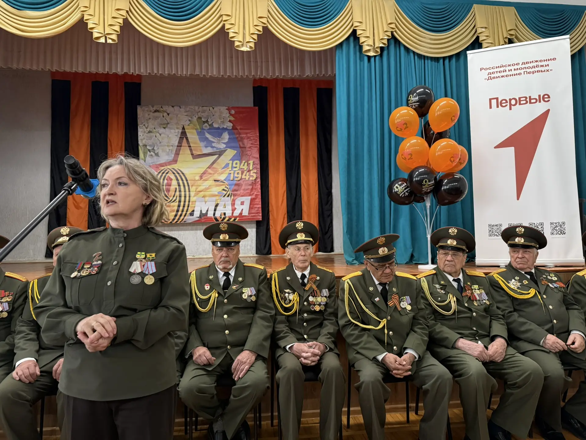 🎖️ В преддверии Дня Победы нашу гимназию традиционно посетил Тихорецкий хор ветеранов! 🎶 Мужской хор