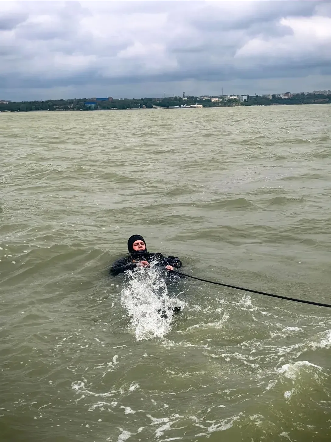 🤿 Водолазы подготовили акваторию в Таганроге для амфибий Бе-200 ЧС  Представьте: под водой, на глуби