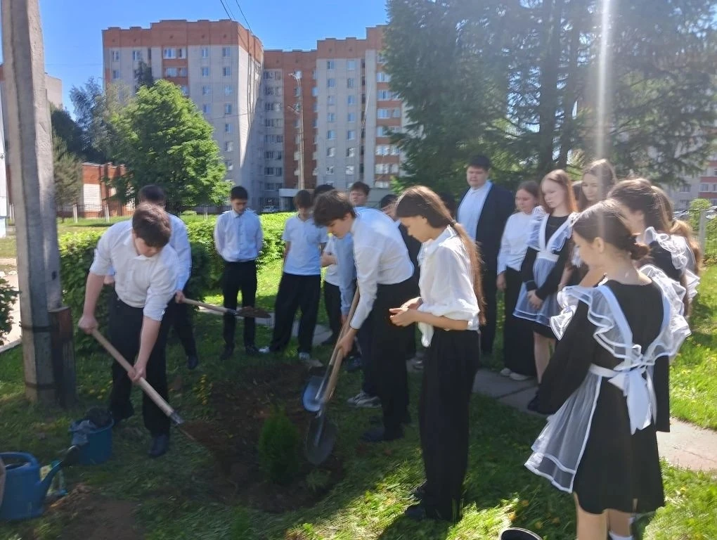 🌿 В нашей школе стало доброй традицией закладывать «Аллею выпускников». Вчера к школьн...