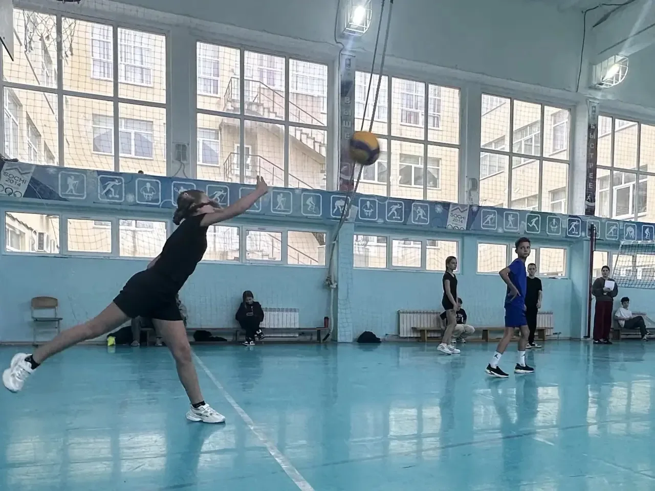🏐 Сегодня, в первый день каникул, в нашей школе прошли соревнования по пионерболу среди учащихся 5-х