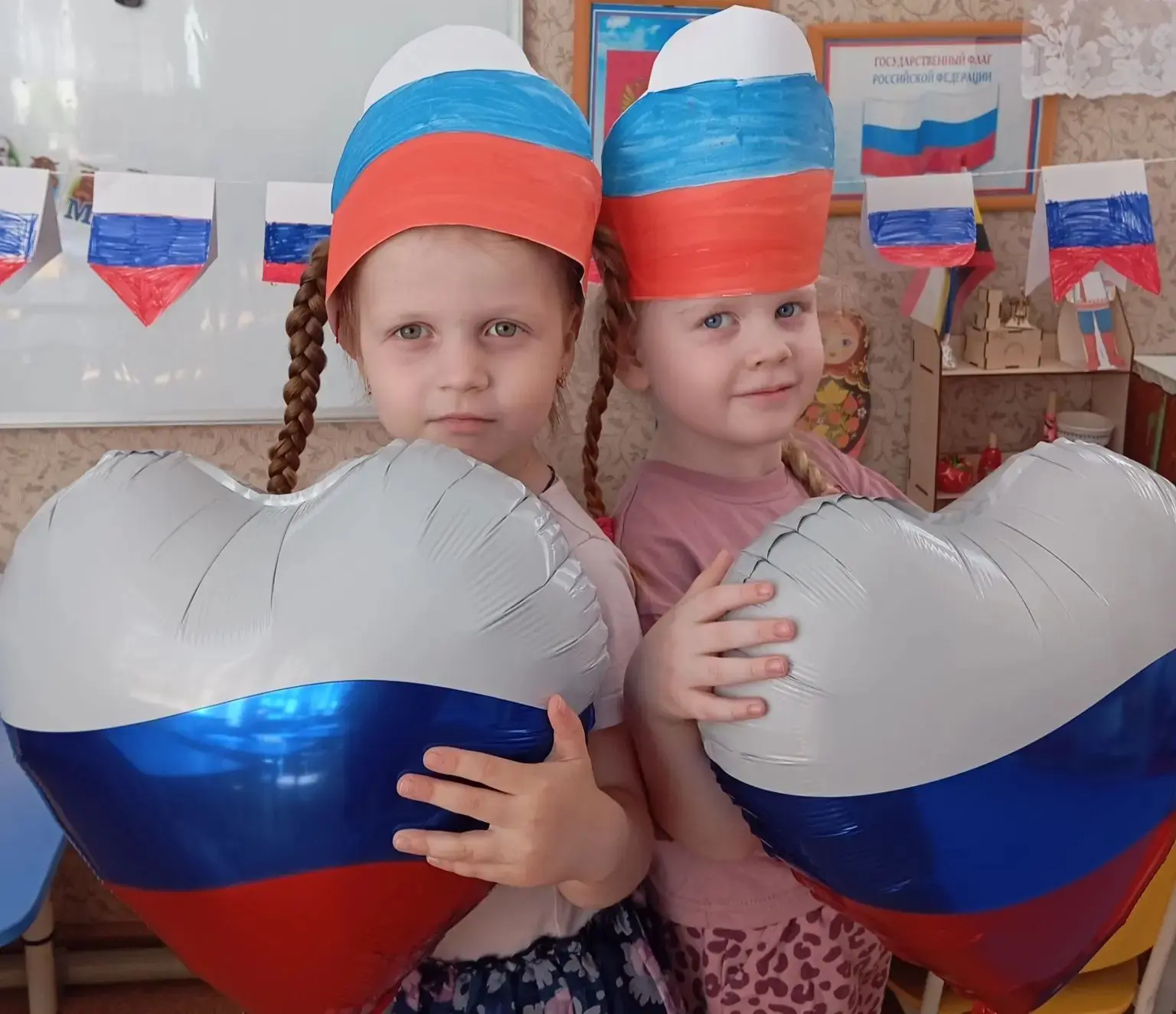 Воспитанники группы "Дружная семейка" поздравляют всех с Днём России 🇷🇺. Пусть в каждом доме царят