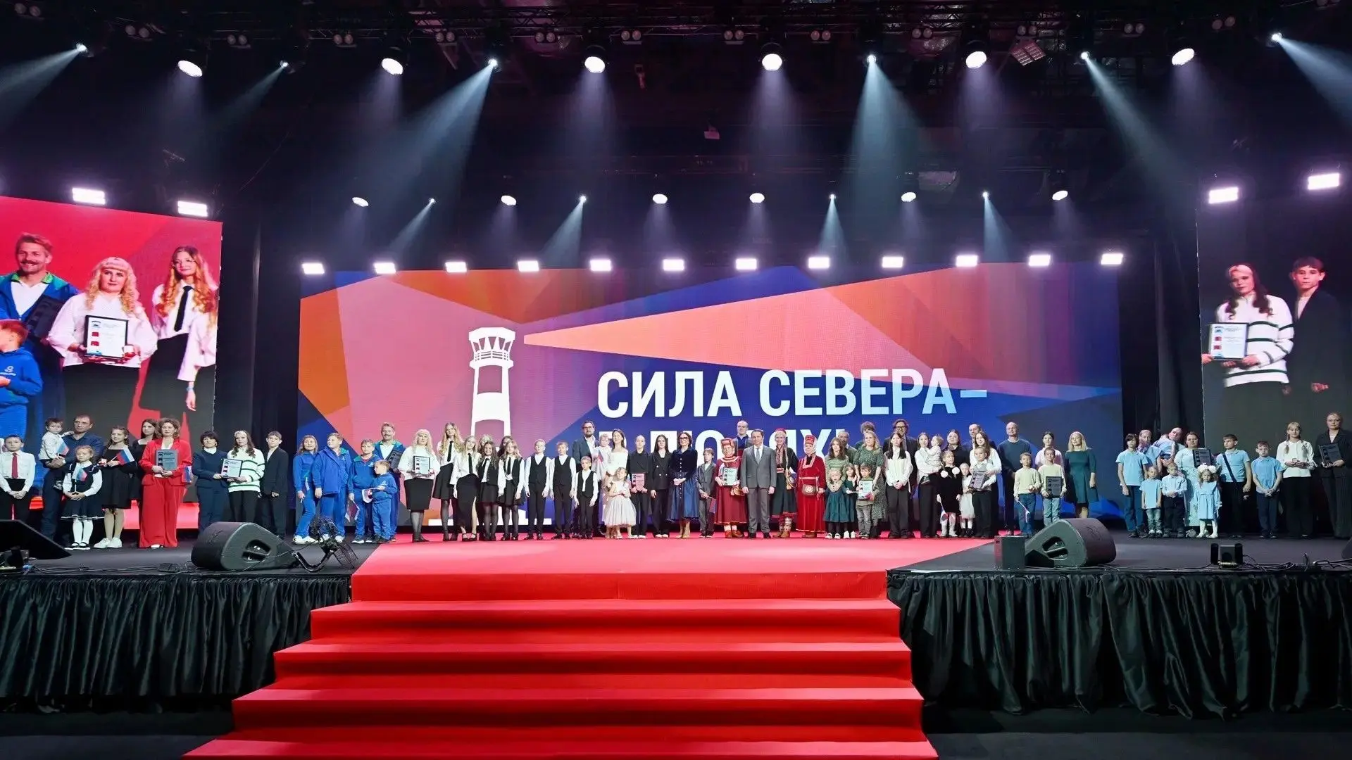 👤 Портреты победителей конкурса "Сила Севера – в людях!" появятся на фасаде "Родины"