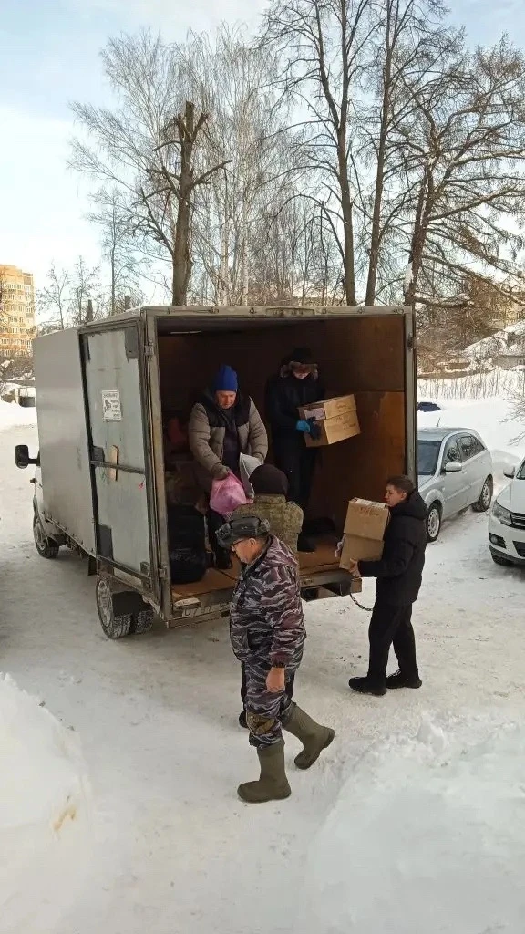 Не словом, а делом! Наши богатыри 11А класса оказали помощь в погрузке гуманитарной помощи организац