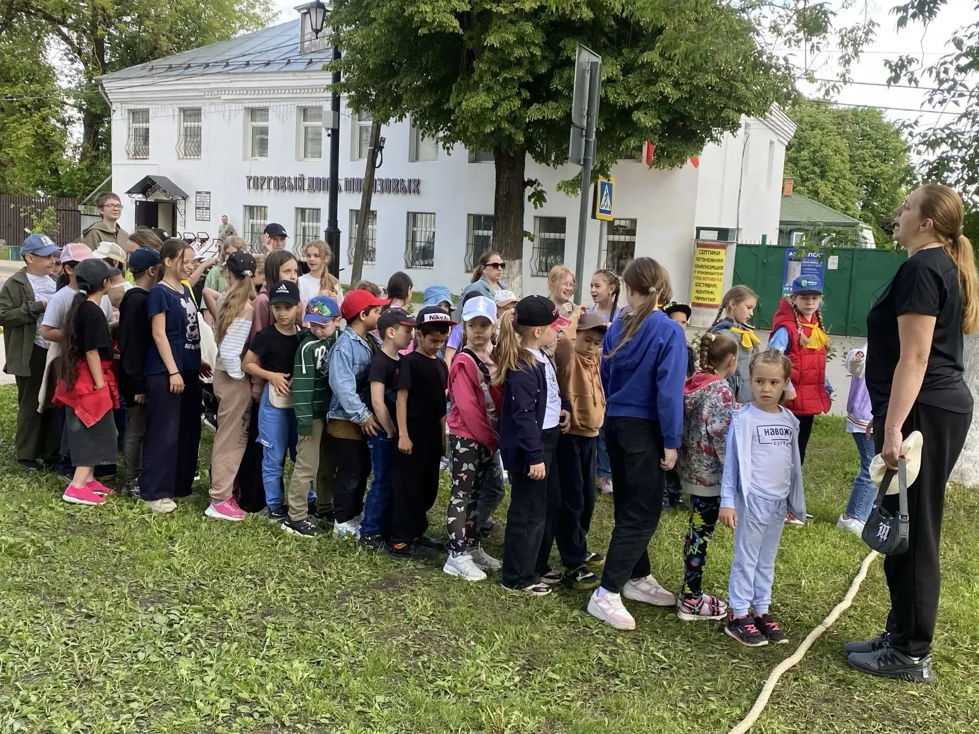 01.06.2026 Открытие лагеря в ДШИ совпало с Днем защиты детей, в сквере прошла игровая п...