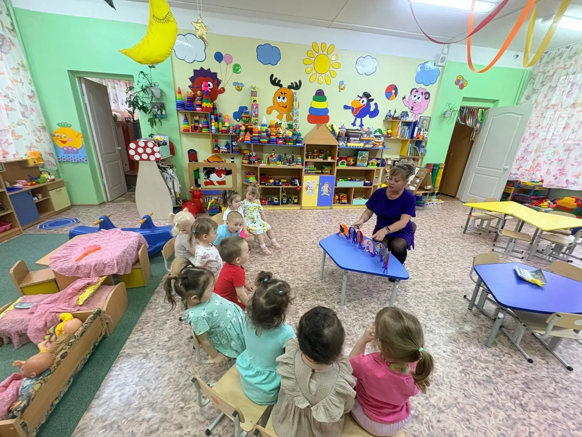 СКАЗОЧНОЕ ПУТЕШЕСТВИЕ

С самого раннего возраста малыши из группы «Смешарики» любят слушать сказки, 