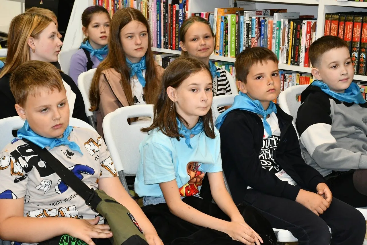 🎗️ Детство, опалённое войной: урок в библиотеке✍
 
✍В военно-исторической библиотеке для ребят из л