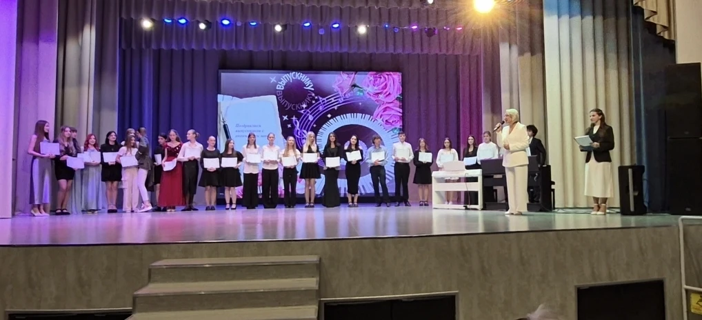 Посвящается выпускникам!
Каждый год мы переживаем торжественное, трогательное и одновременно грустно