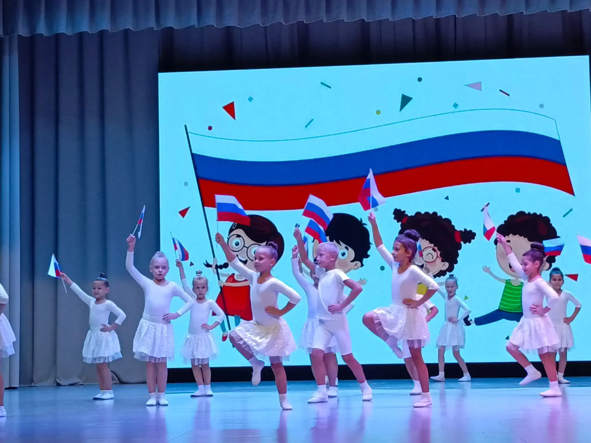 Флагу России - виват!