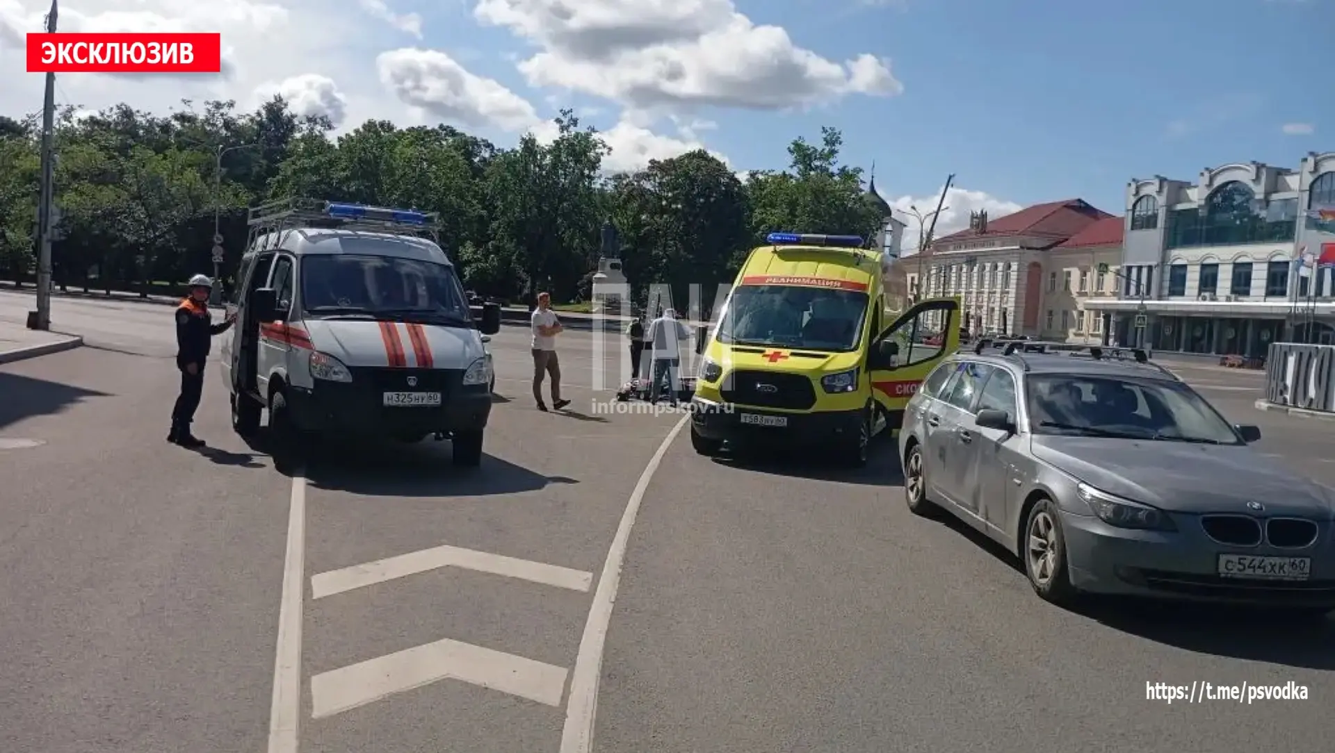 В Пскове, на улице Советской, у дома  №20, произошло столкновение автомобиля BMW с мотоциклом.

В ре