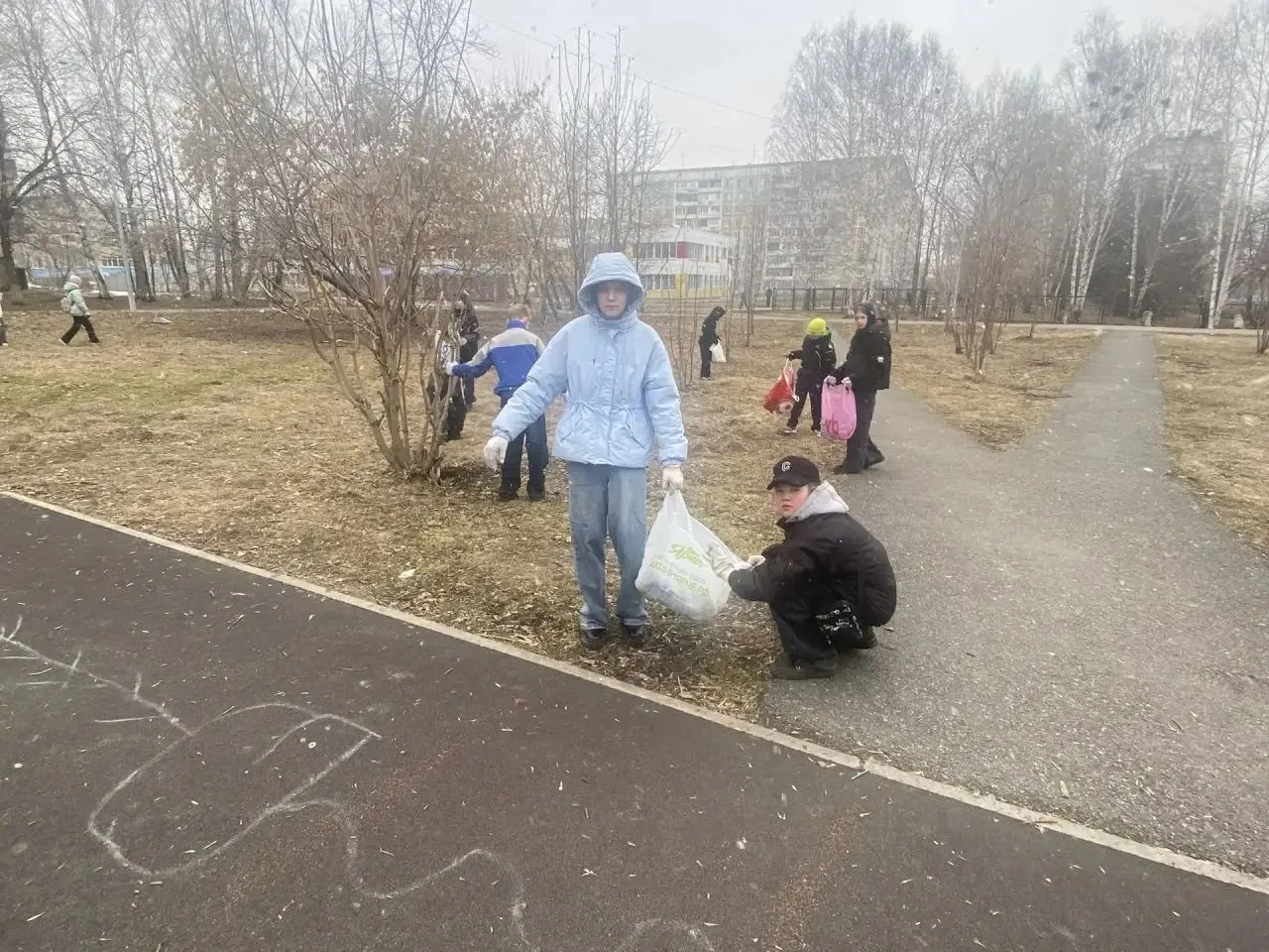 💥Вместе делаем мир чище! 📌Сегодня наша школа превратилась в настоящий центр активности!  🌟Ученики и 