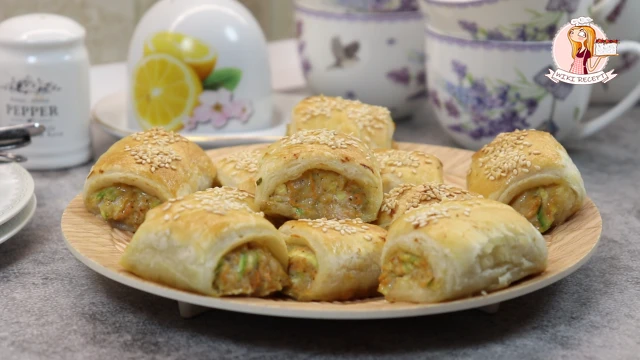 Пирожки рулетики с курицей и овощами

Ингредиенты:
• кабачок — 100 г;
• морковь — 0,5 шт.;
• куриный