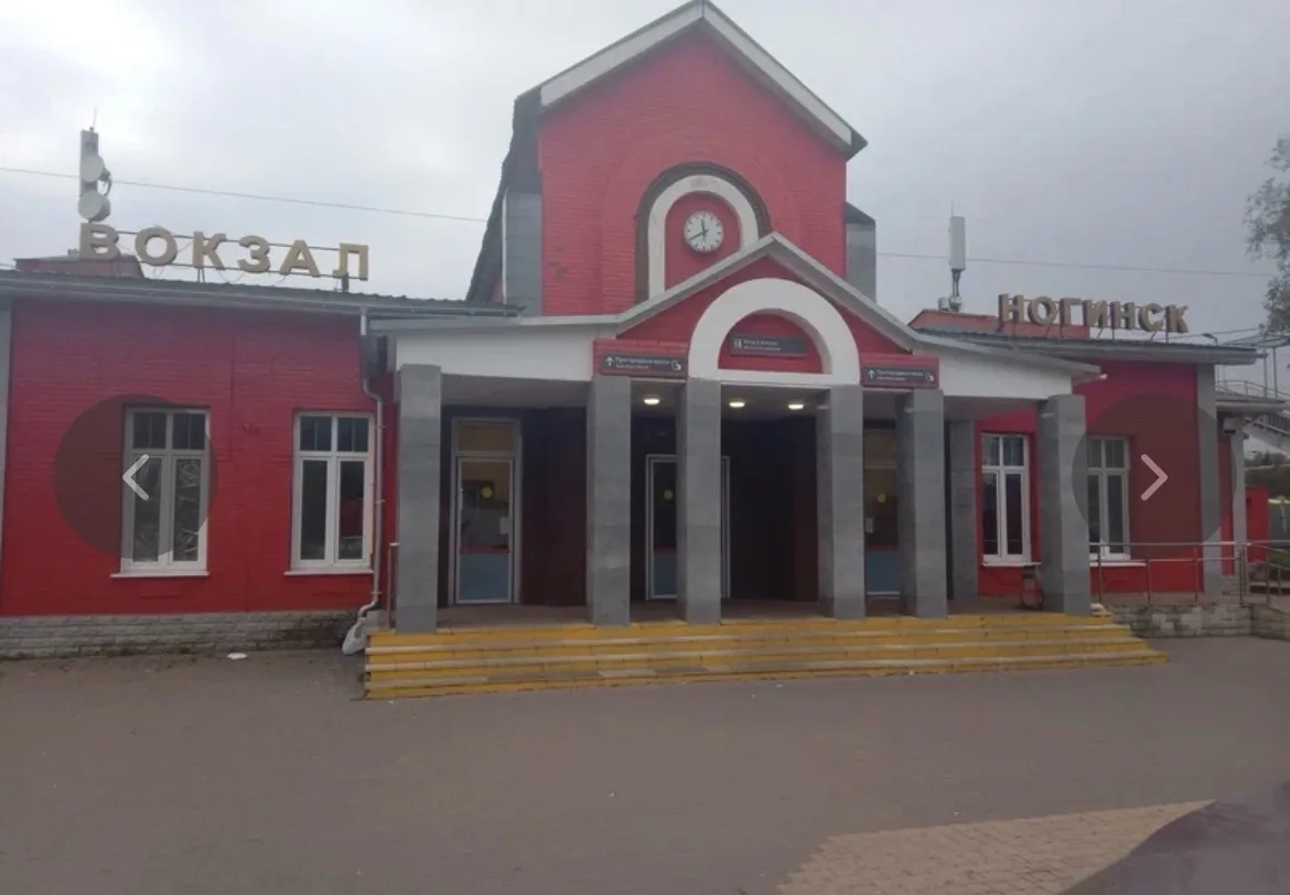 Следовало бы еще навести порядок внутри здания железнодорожного вокзала: зашла туда купить билет на 