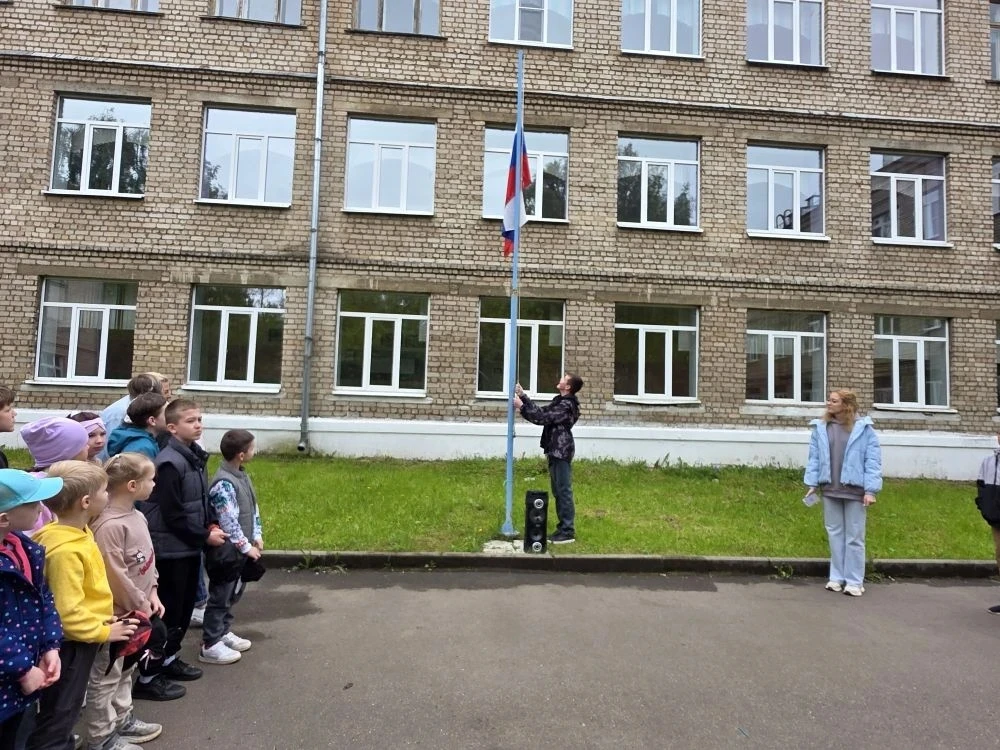 🎉 Сегодня началась смена в пришкольном лагере, где 130 мальчишек и девчонок будут отдыхать, развлек