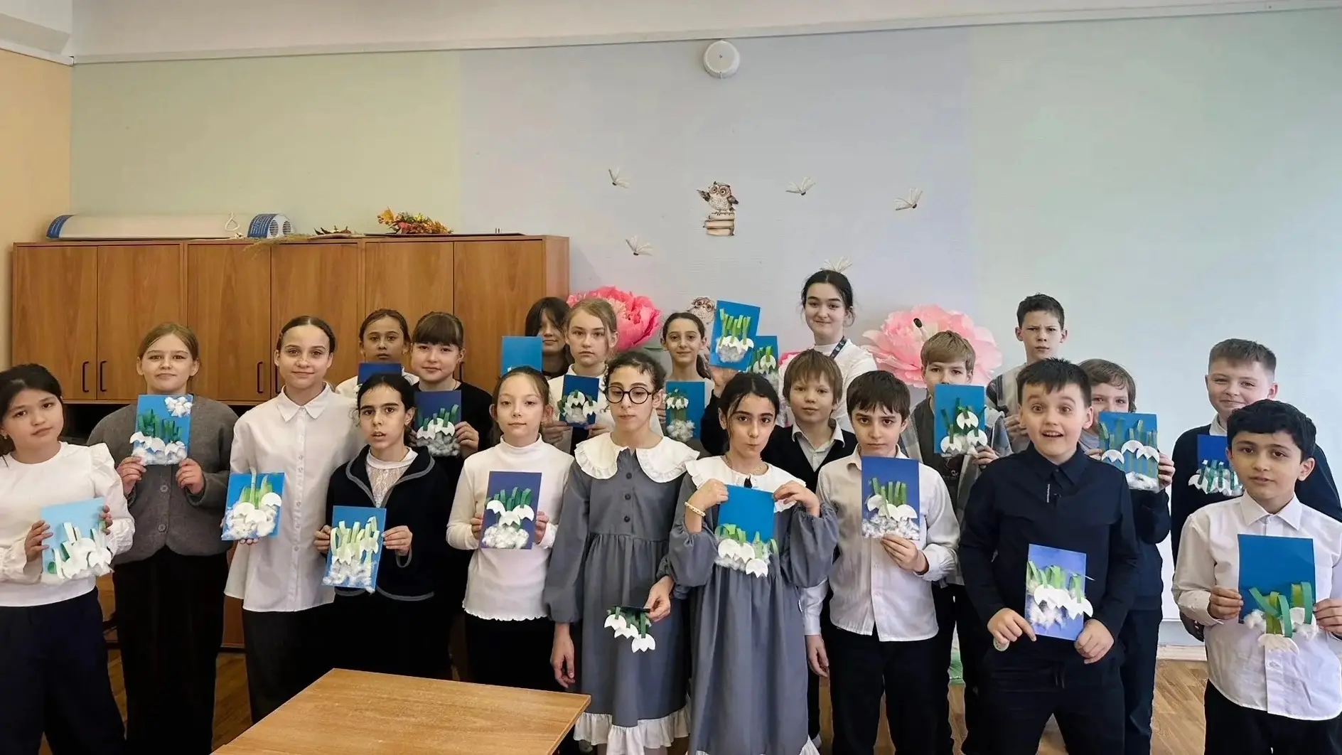 Ребята из 4Ж отметили чудесный День подснежника — настоящий праздник весны!  🎵 На уроке музыки дети 