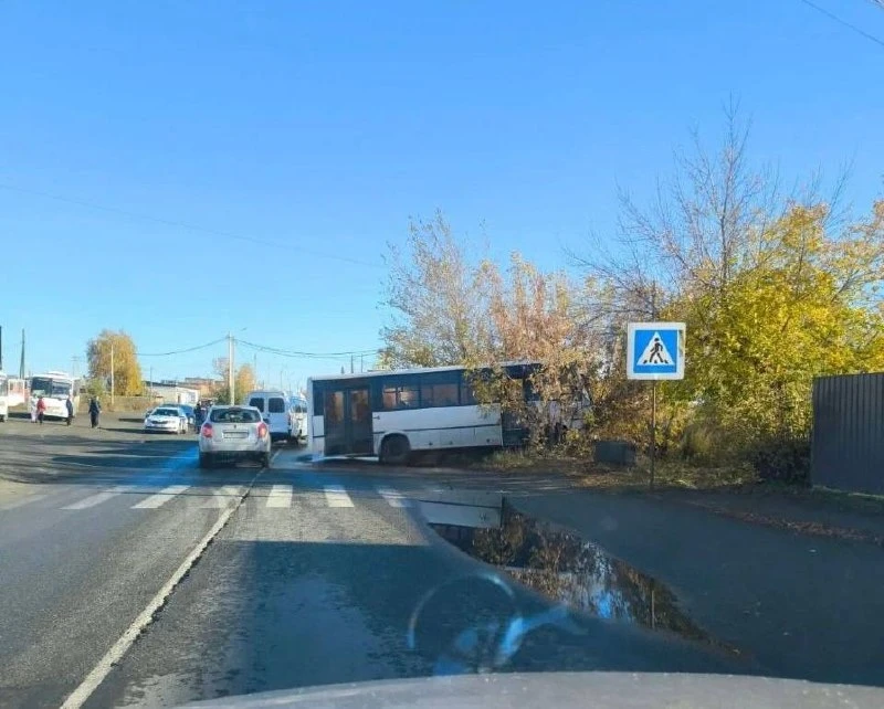В Бийске водитель автобуса погиб во время ремонта транспорта.