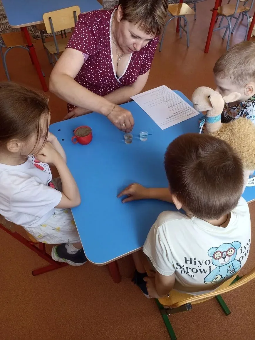 🧐Сегодня провели интересные опыты с песком. Дети познакомились с песком как с природным компонентом