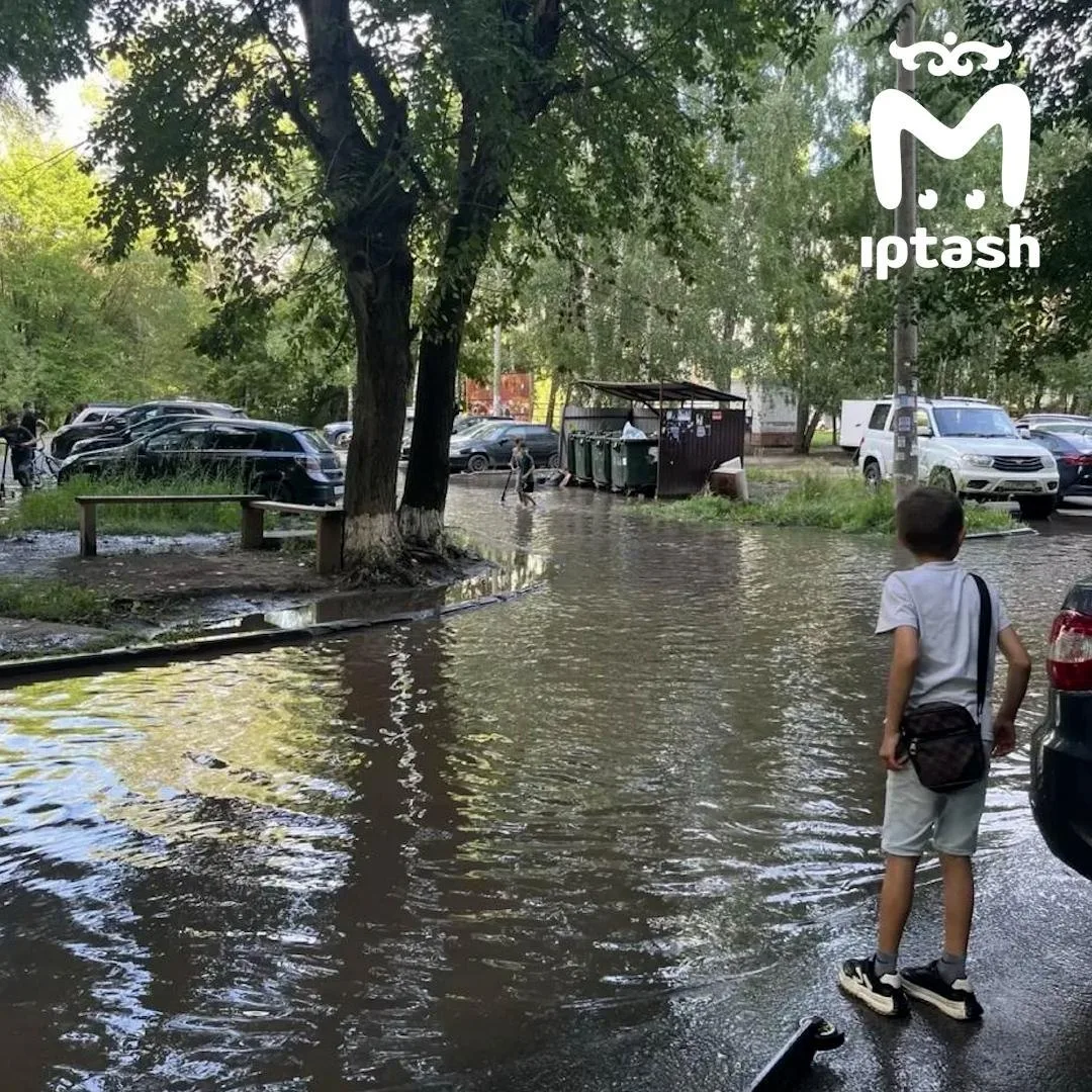 🌊 В Ново-Савиновском районе Казани затопило двор