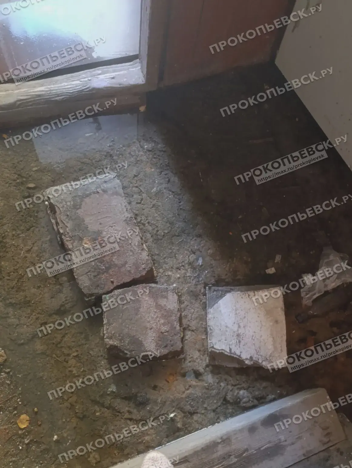 Жильцы дома на Мурманской пожаловались на канализацию