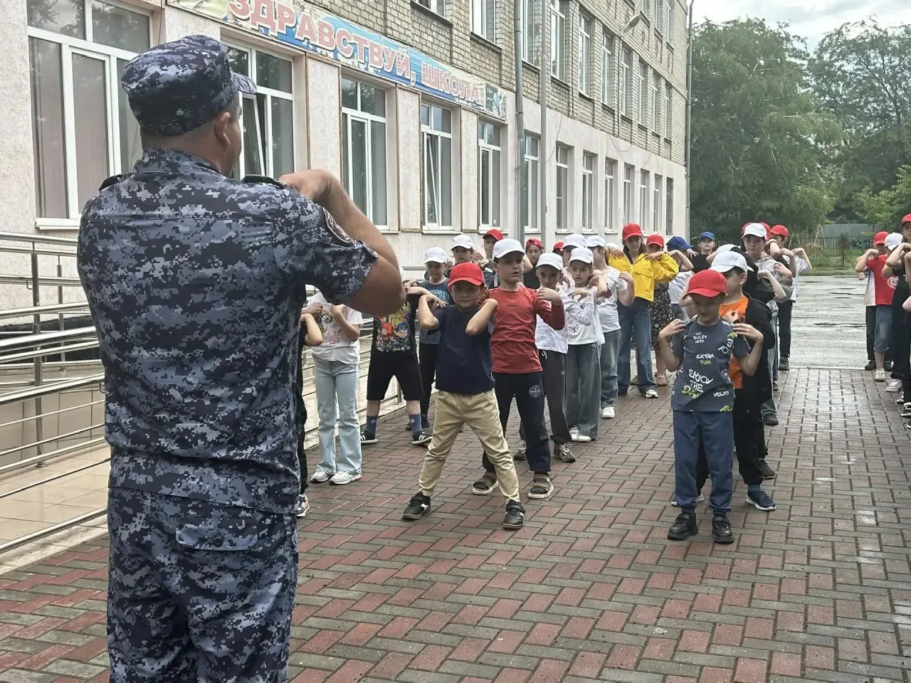 Сегодня в детском лагере «Непоседы» состоялось яркое и спортивное утро!
Сотрудники Отдела вневедомст