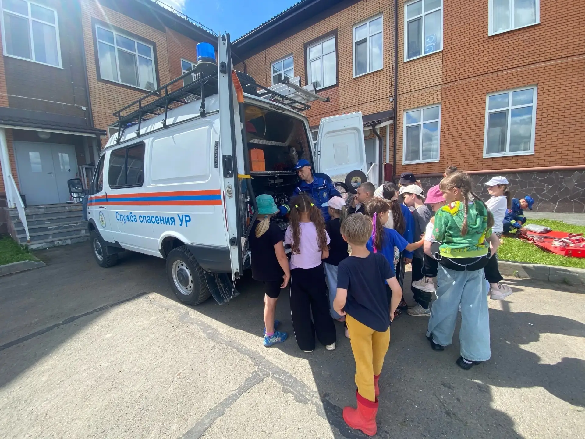 🚒Сегодняшний день начался с игры по станциям. К нам приезжали пожарные и Поисково-спасательная служ