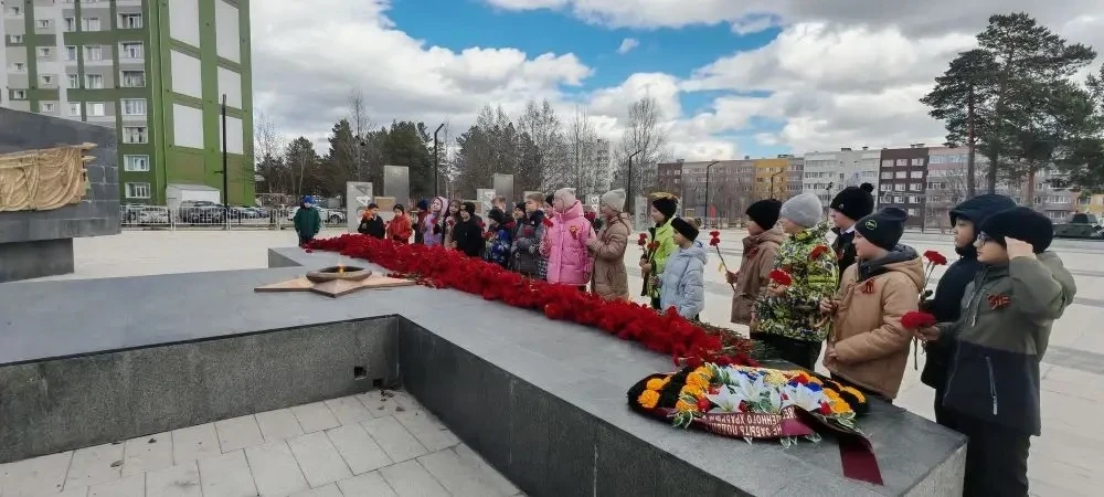 Помним. Гордимся. Благодарим.  В преддверии 9 Мая наши классные коллективы собрались у Вечного огня.