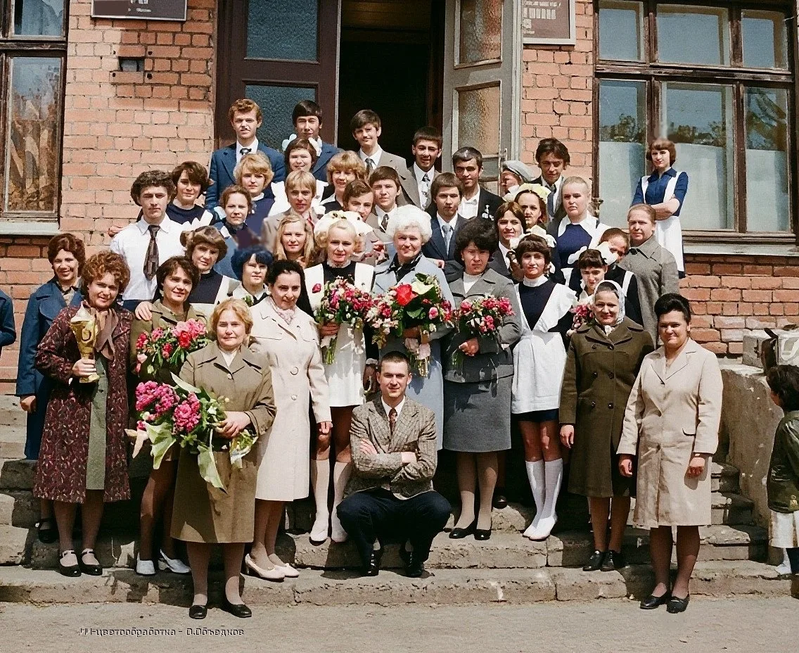 ВЫПУСК ШКОЛЫ №38 
г.Орск, 1978 год 
ИИ-цветообработка снимка 
из фотоархива А.Харитоновой

Источник: