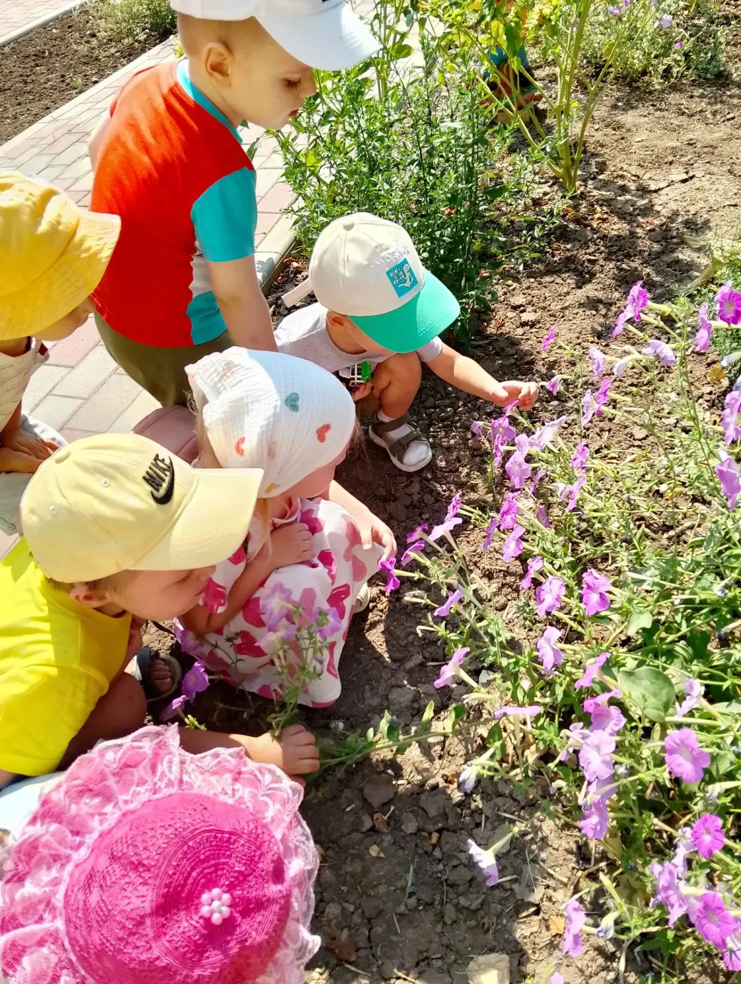 Нет на земле ничего прекраснее и нежнее цветов! 💐✨ Сегодняшний день с малышами первой ...