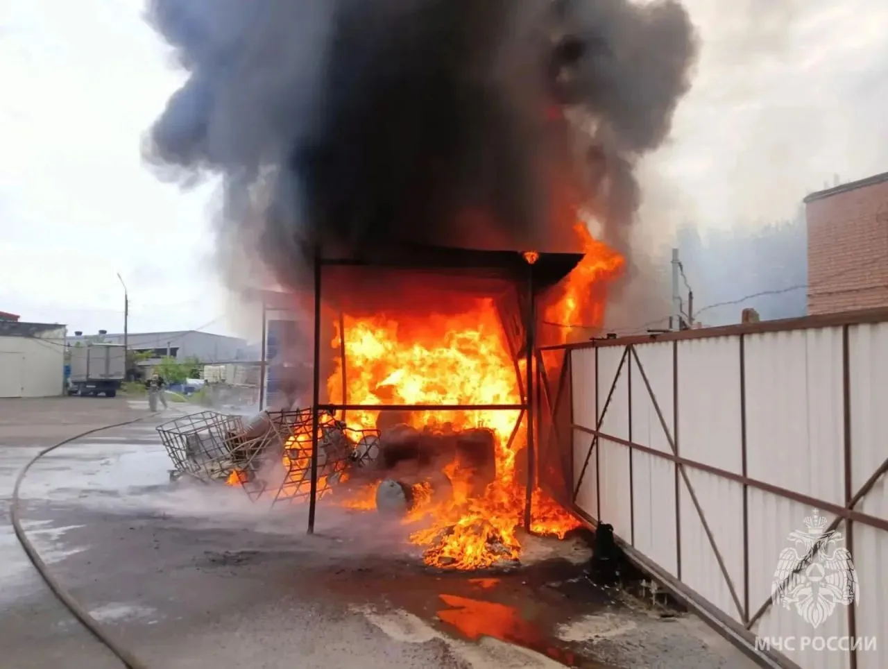 🔥 На предприятии в Дзержинске произошёл пожар — загорелись ёмкости с жидкостью, исполь...