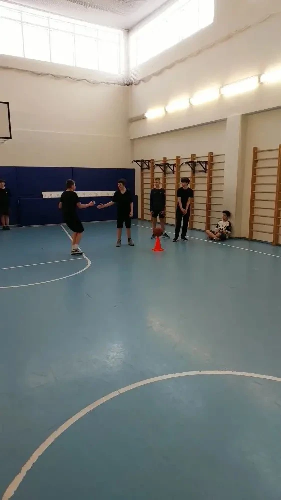 🏀🇷🇺 «А ну-ка, парни!» — продолжение соревнований на Поэтическом 🇷🇺🏀  Сегодня в нашей школе продолжил