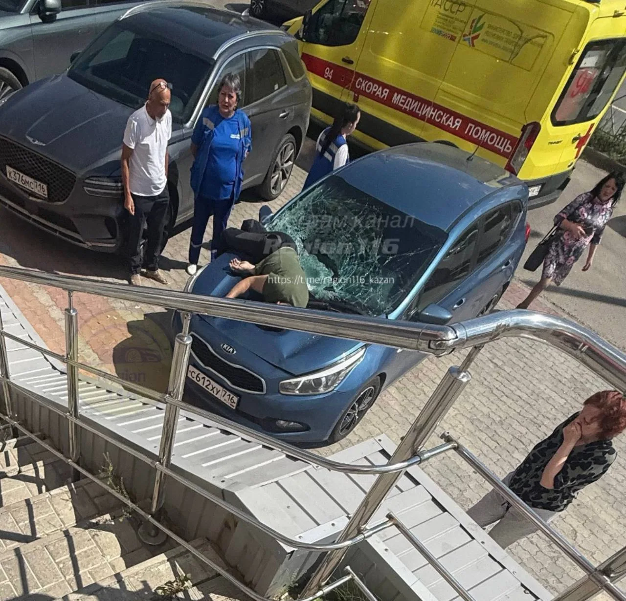 ⚠️ Человек погиб после падения на припаркованную машину в Казани