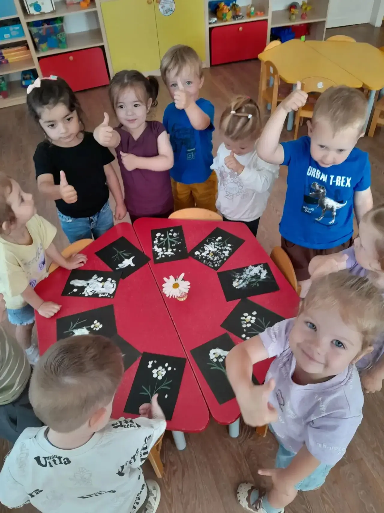 🌸 Наши маленькие художники сегодня занимались творчеством ! 
Под руководством воспитателя Валуевой 