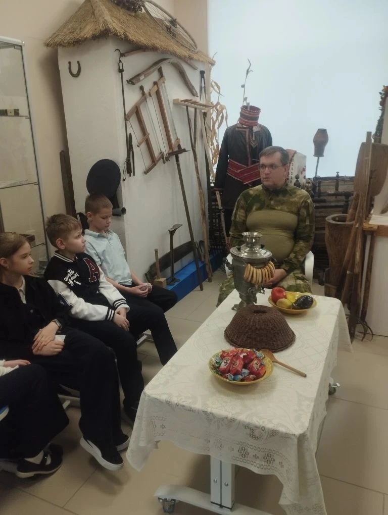 Накануне Дня защитника Отечества в школьном музее состоялась встреча учащихся 3в класса с участником