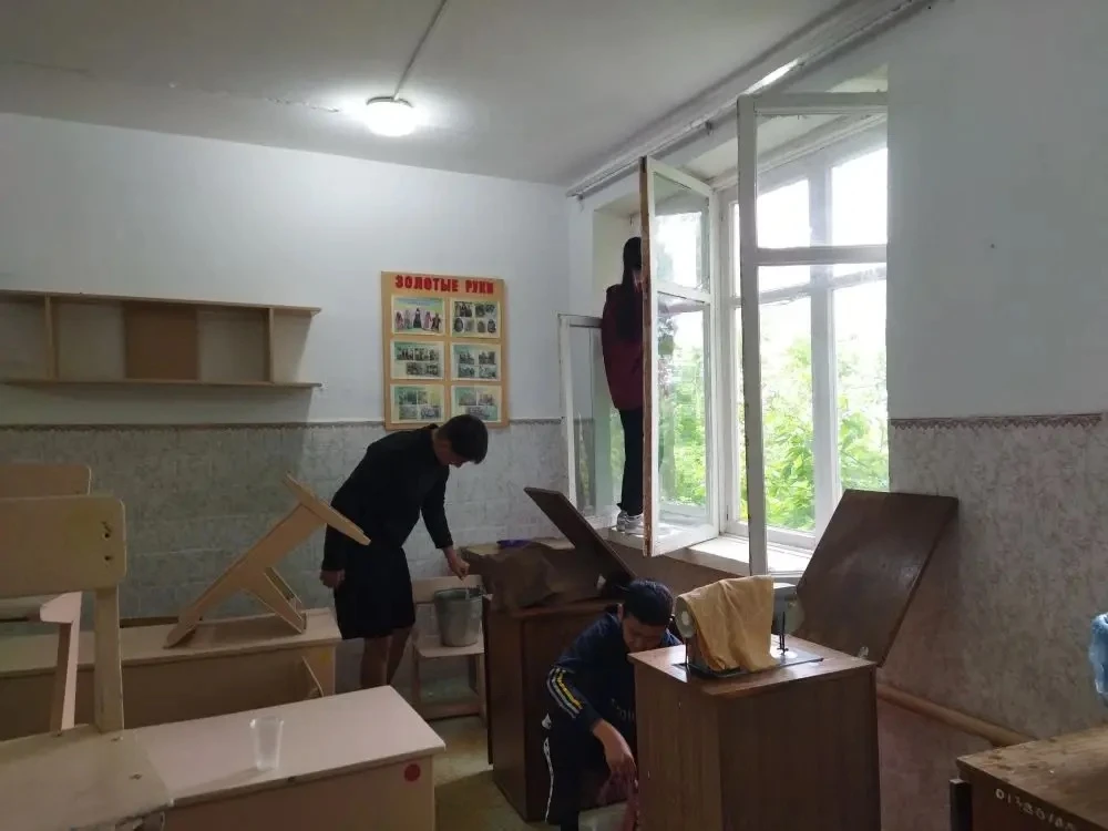 Пятая трудовая четверть: школа готовится к новому учебному году.

В школе началась пятая трудовая че