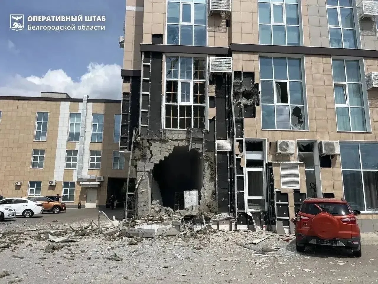 ❗️В Белгороде вражеский дрон атаковал многоквартирный дом.  Пострадали три мирных жителя.